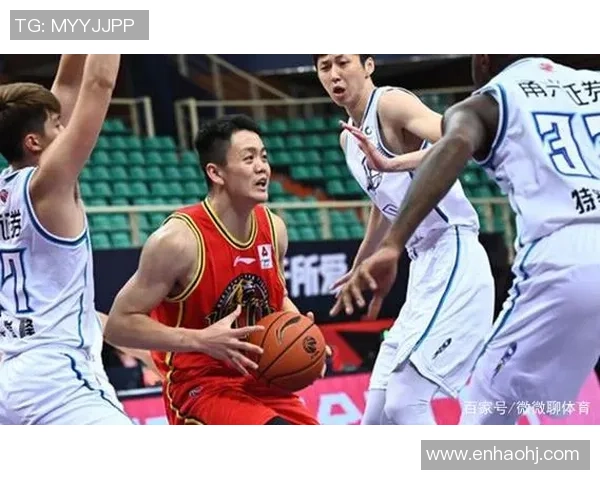 武汉篮球队在选拔赛中以75分稳居积分榜首位，表现抢眼